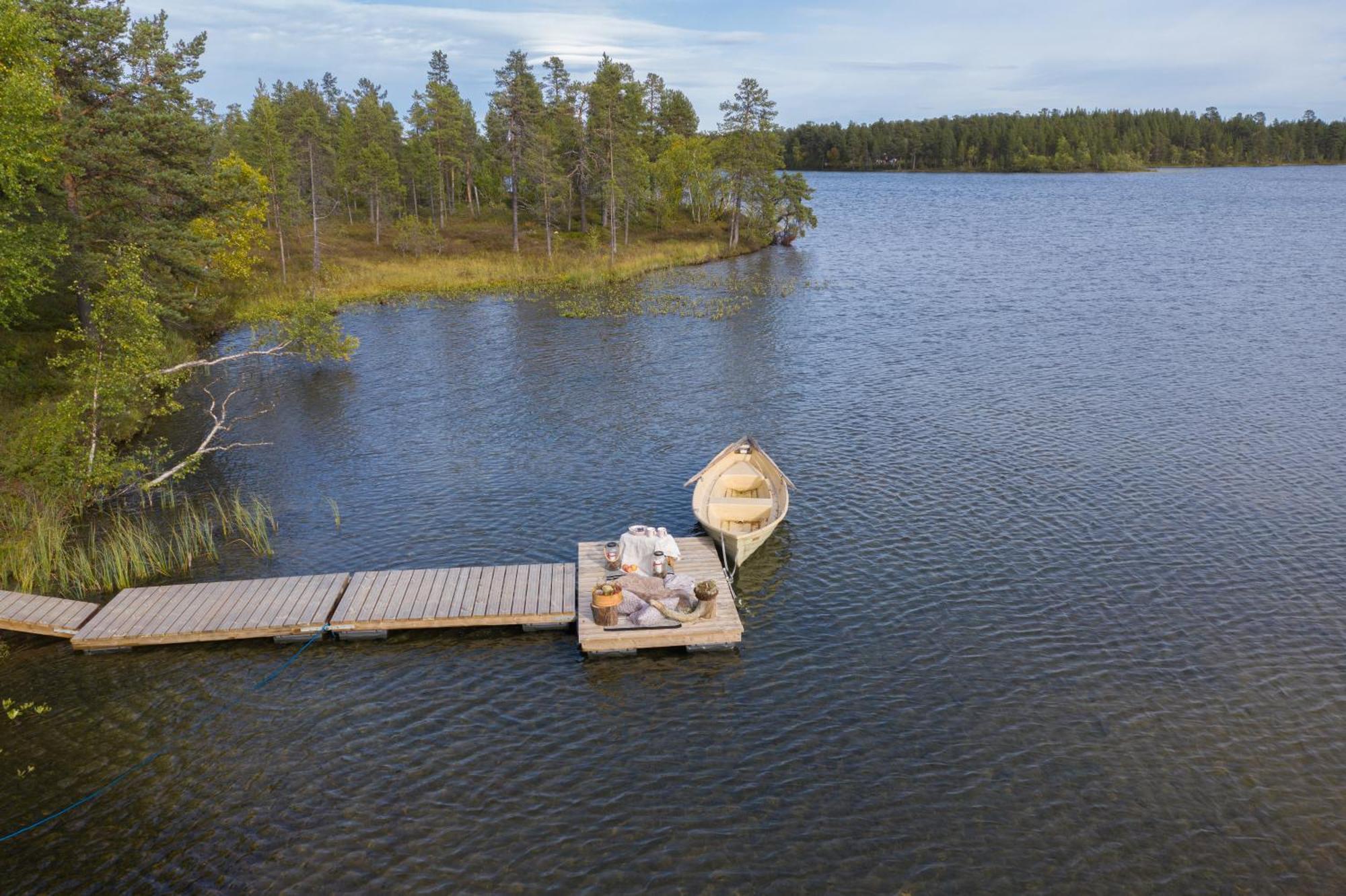 Moekki - The White Blue Wilderness Inari